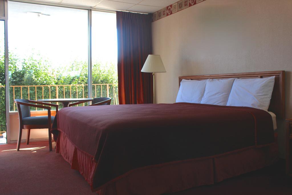 Regency Inn Richmond Dumbarton Ngoại thất bức ảnh