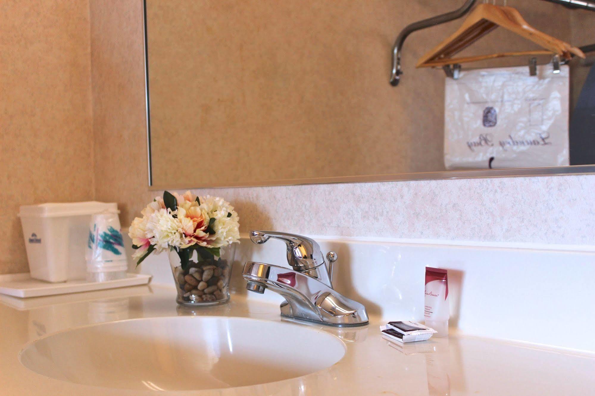 Regency Inn Richmond Dumbarton Ngoại thất bức ảnh