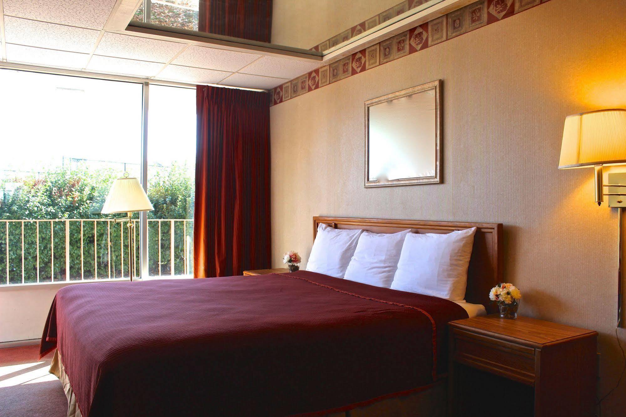 Regency Inn Richmond Dumbarton Ngoại thất bức ảnh