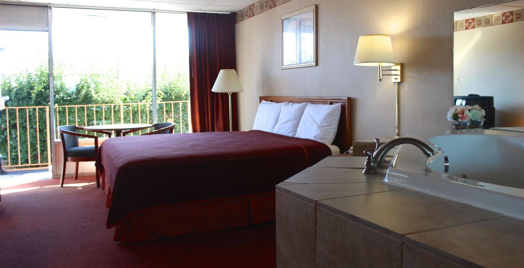 Regency Inn Richmond Dumbarton Ngoại thất bức ảnh